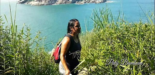  Encontrei uma delicia de mulher na trilha para a belíssima piscina natural localizada no Guarujá  na praia do Pernambuco Brazil . Alex Lima  - Bruxo Fire